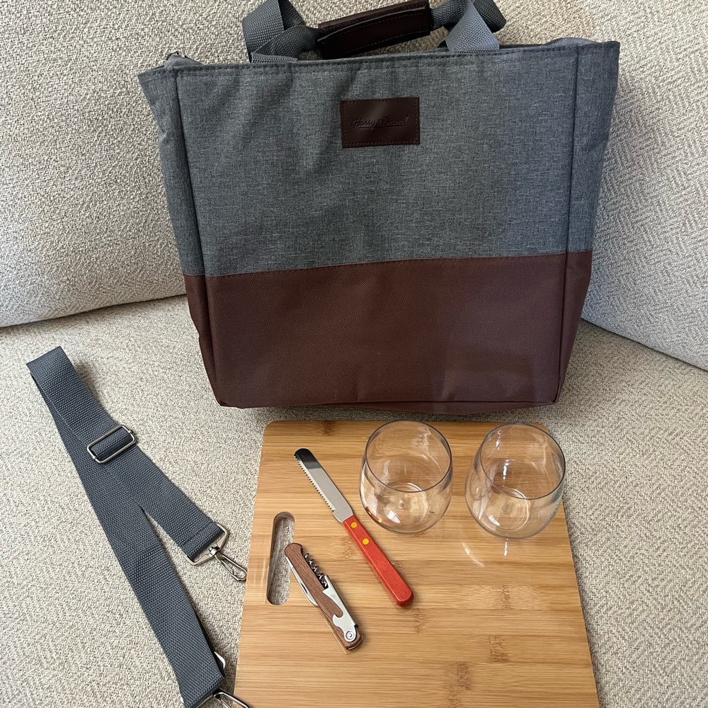 Harry & David cooler bag w/ board, 2 glasses, knife, corkscrew. NWT❣️